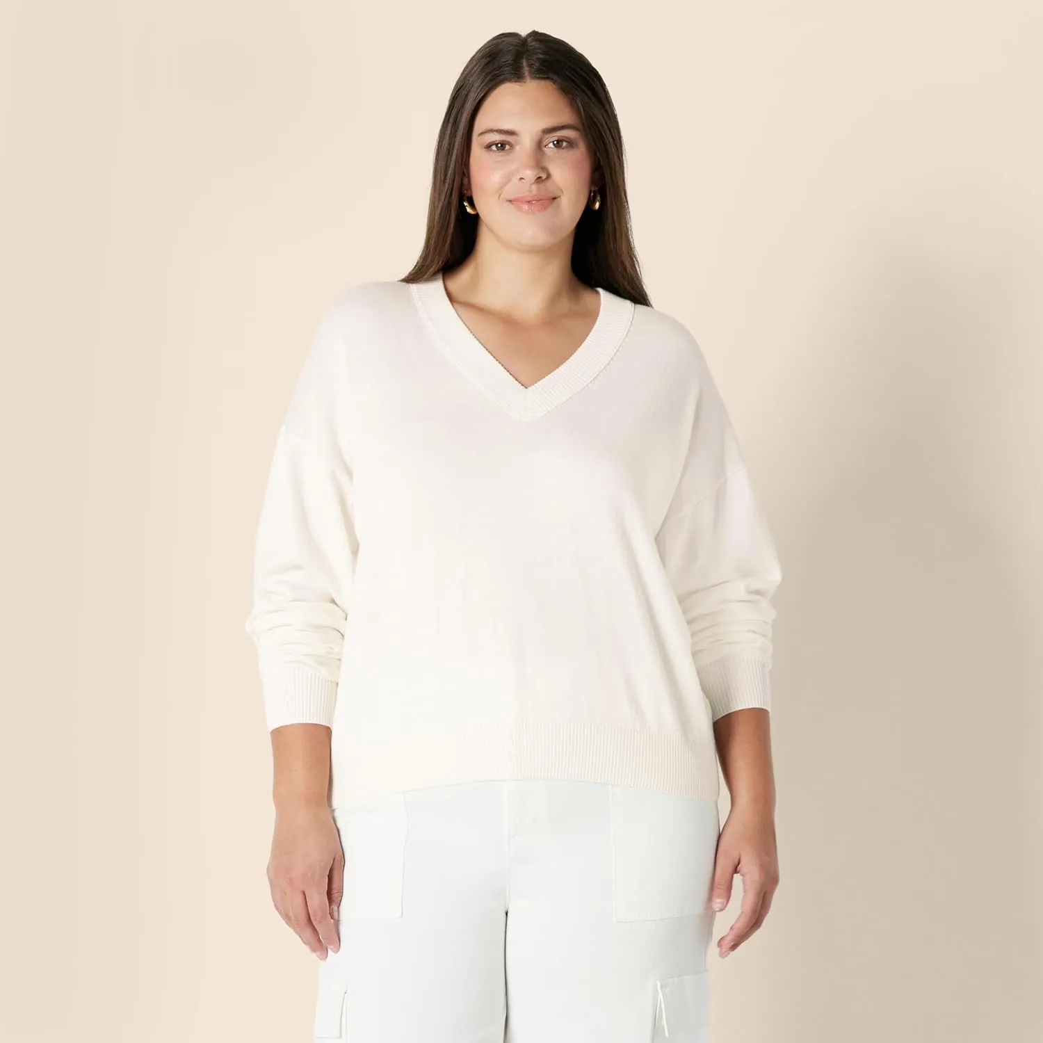 Amazon Essentials Women's Relaxed-Fit Lightweight V-Neck Cropped Sweater