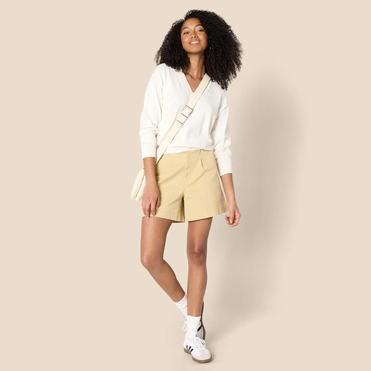 Amazon Essentials Women's Relaxed-Fit Lightweight V-Neck Cropped Sweater